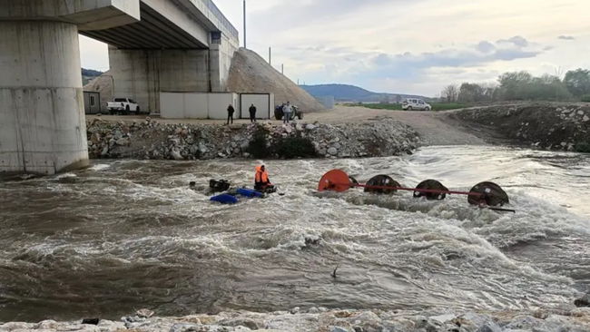 Dereyi traktörle geçmek isterken faciadan dönüldü: 