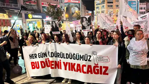 Kadınlar, Ayşenur ve İkbal için sokakta: Her gün öldüğümüz bu düzeni sizin başınıza yıkacağız