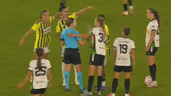 Fenerbahçe'nin Şampiyonlar Ligi maçında ilginç an: Hakem maçı erken bitirdi, saha karıştı