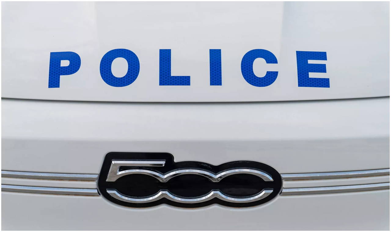 Yunanistan'da 3 kapılı ve elektrikli polis aracı dönemi!