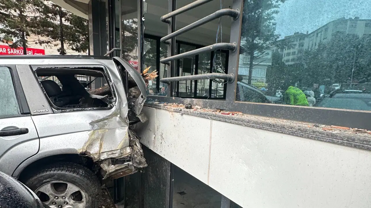 Beşiktaş'ta fren yerine gaza bastı: Önce araçlara, ardından binaya çarptı!