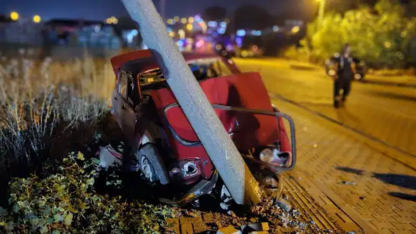 Çanakkale'de otomobil, yolun karşısına geçmeye çalışan aileye çarptı: 1 ölü, 4 yaralı