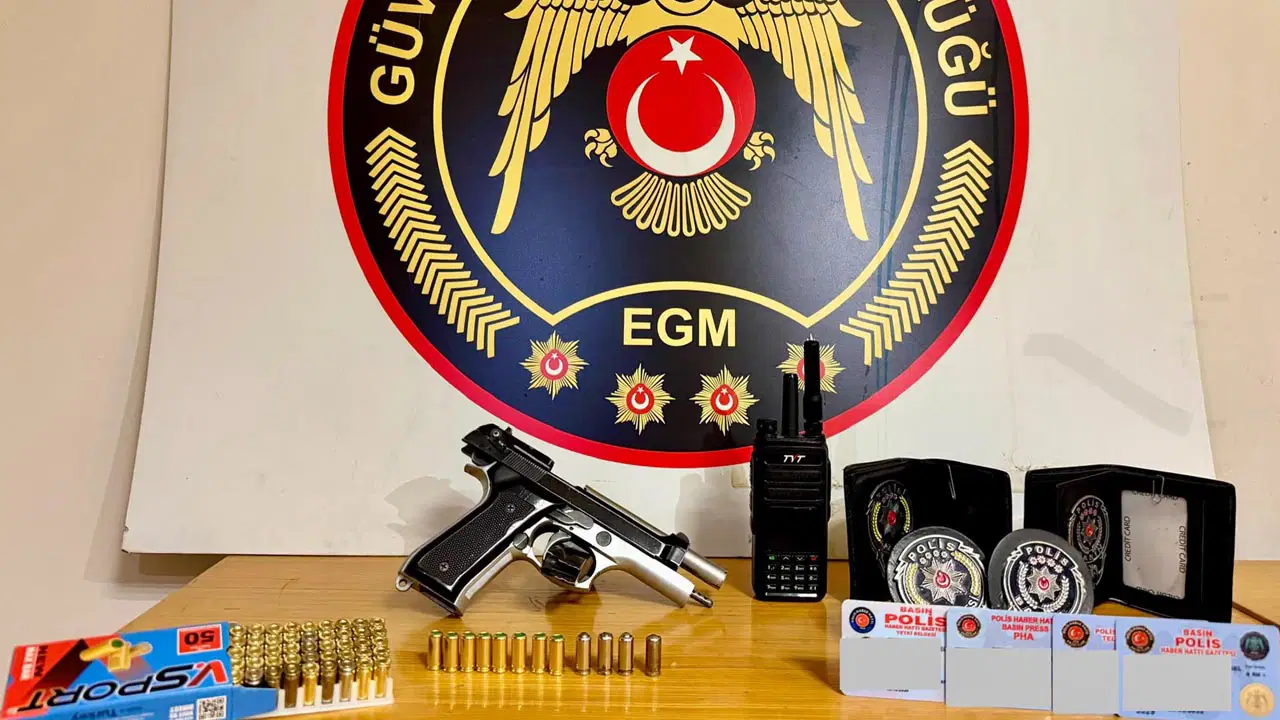 Sosyal Medyada Provokatif Gösteri: Polis Amblemiyle Silah Ortaya Çıkarıldı