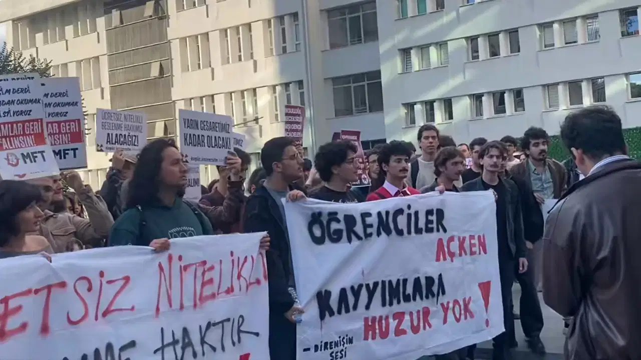Boğaziçi Üniversitesi'nde yemekhane zamlarına karşı eylem: Öğrenciler turnikeleri aşıp yemek servisi yaptı