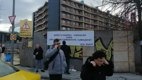 İstanbul'da 'pankart' hedef alındı: Sol Partili iki yönetici gözaltında