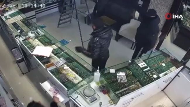 İşletme sahibinin çığlıklarıyla kaçtılar