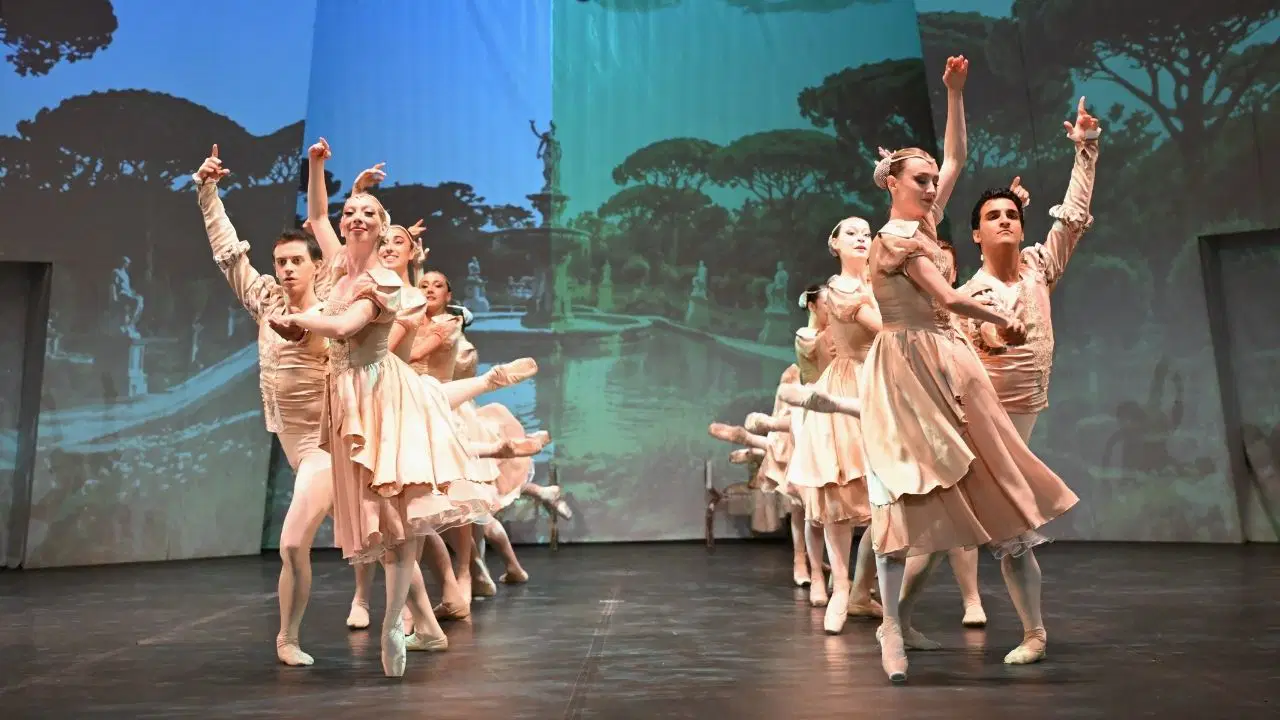 23. Uluslararası Bodrum Bale Festivali 'Kuğu Gölü' balesiyle başladı
