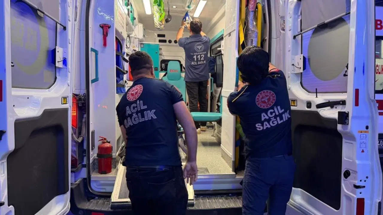 Arkadaşların bıçaklı 'şakalaşması' hastanede bitti