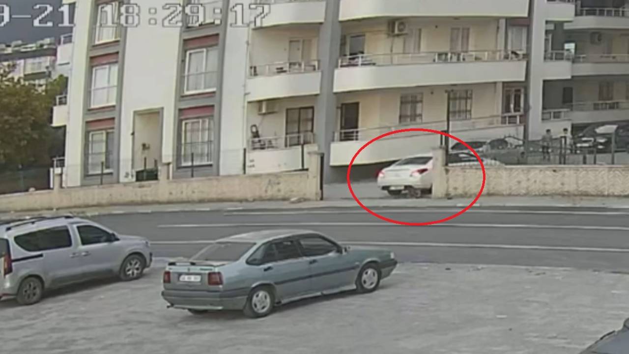 Hatay’da geri manevra yapan otomobilin altında kalan çocuk ağır yaralandı