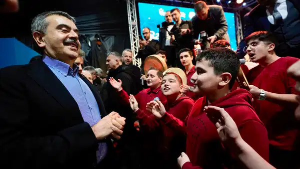 Çocuklar, Yusuf Tekin'i 'Kabe'de Hacılar' ilahisi ile karşıladı