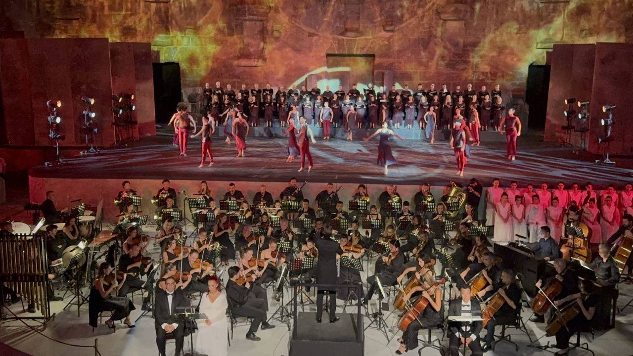 'Carmina Burana' sahne kantatı Aspendos Antik Tiyatrosu'nun tarihi atmosferinde sahnelendi