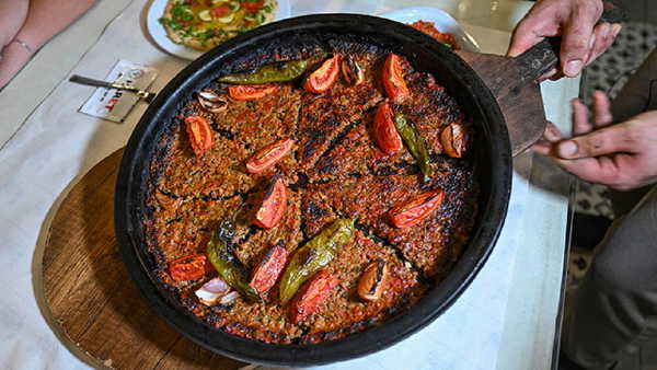 Taş fırında 15 dakikalık lezzet şöleni: Evde orijinal Hatay tepsi kebabı tarifi...