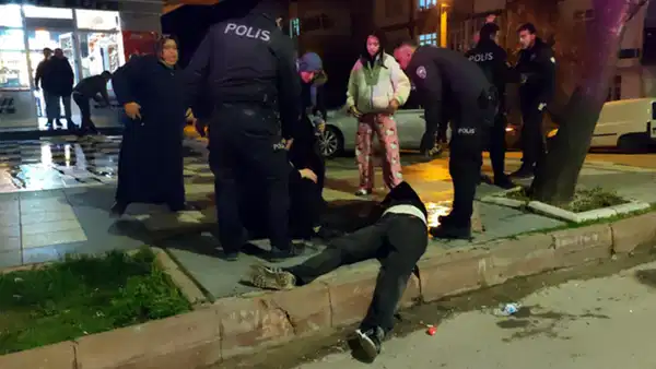 Aksaray'da 'yan bakma' kavgası: 2 kardeş ve anneleri yaralandı