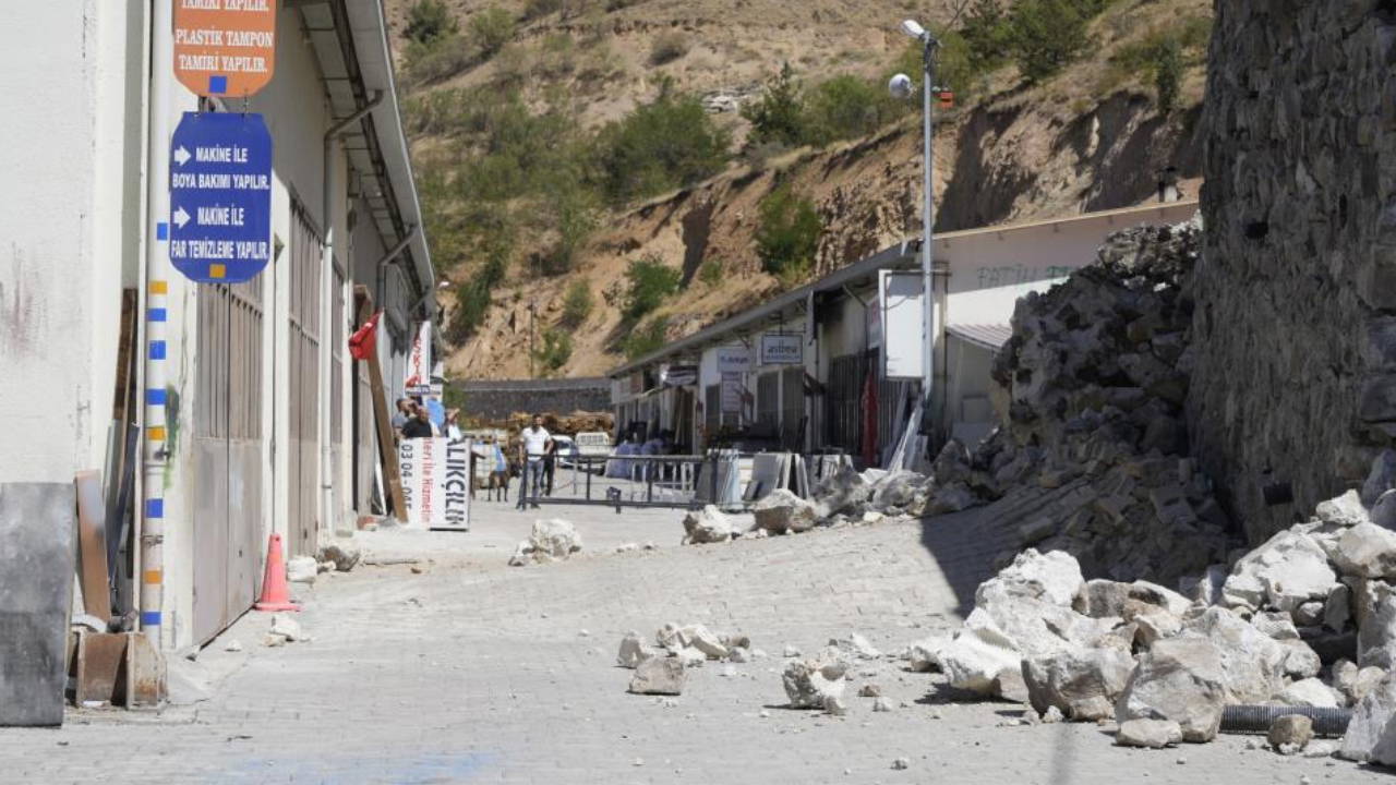  Sanayi sitesinde heyelan riski: 25 işyeri boşaltıldı!