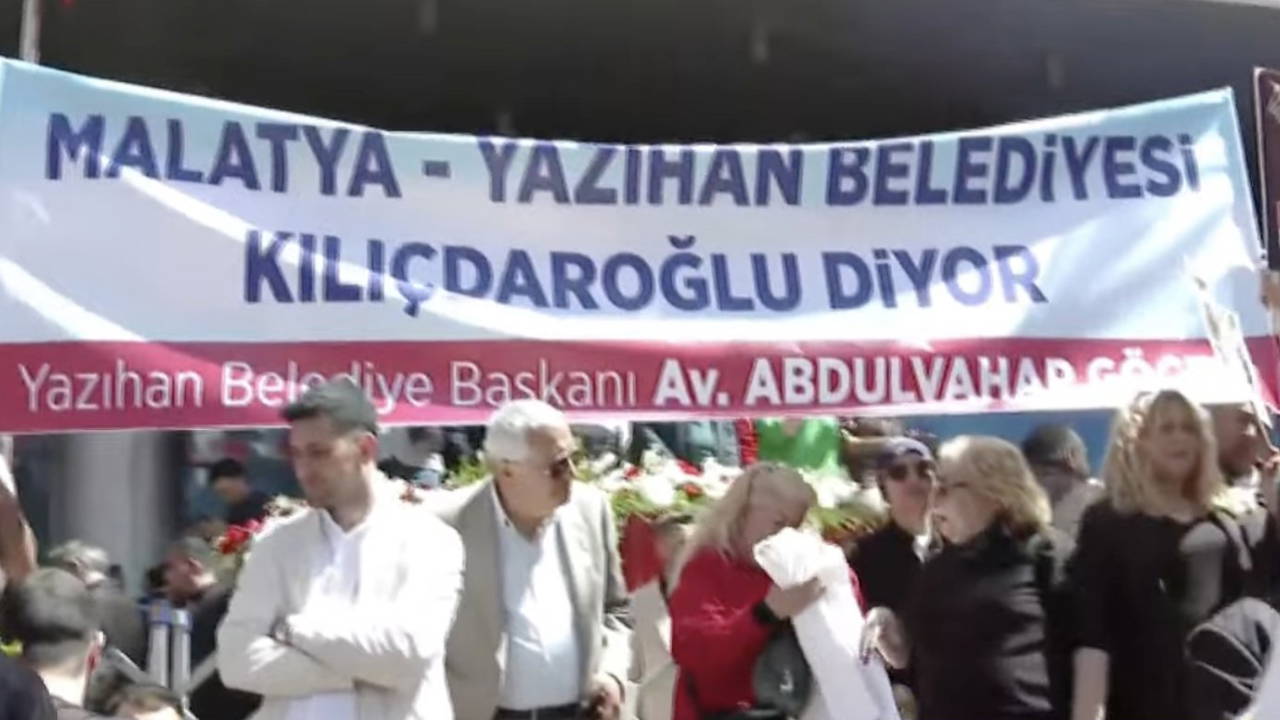 CHP'den ihraç edilen Yazıhan Belediye Başkanı Abdulvahap Göçer'den Kılıçdaroğlu'na pankartlı karşılama