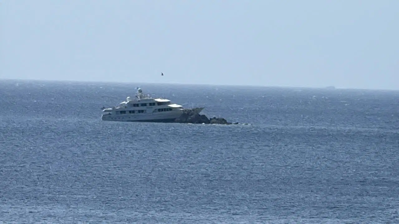 Bodrum'da sıcak dakikalar... Motoryat kayalıklara çarptı!