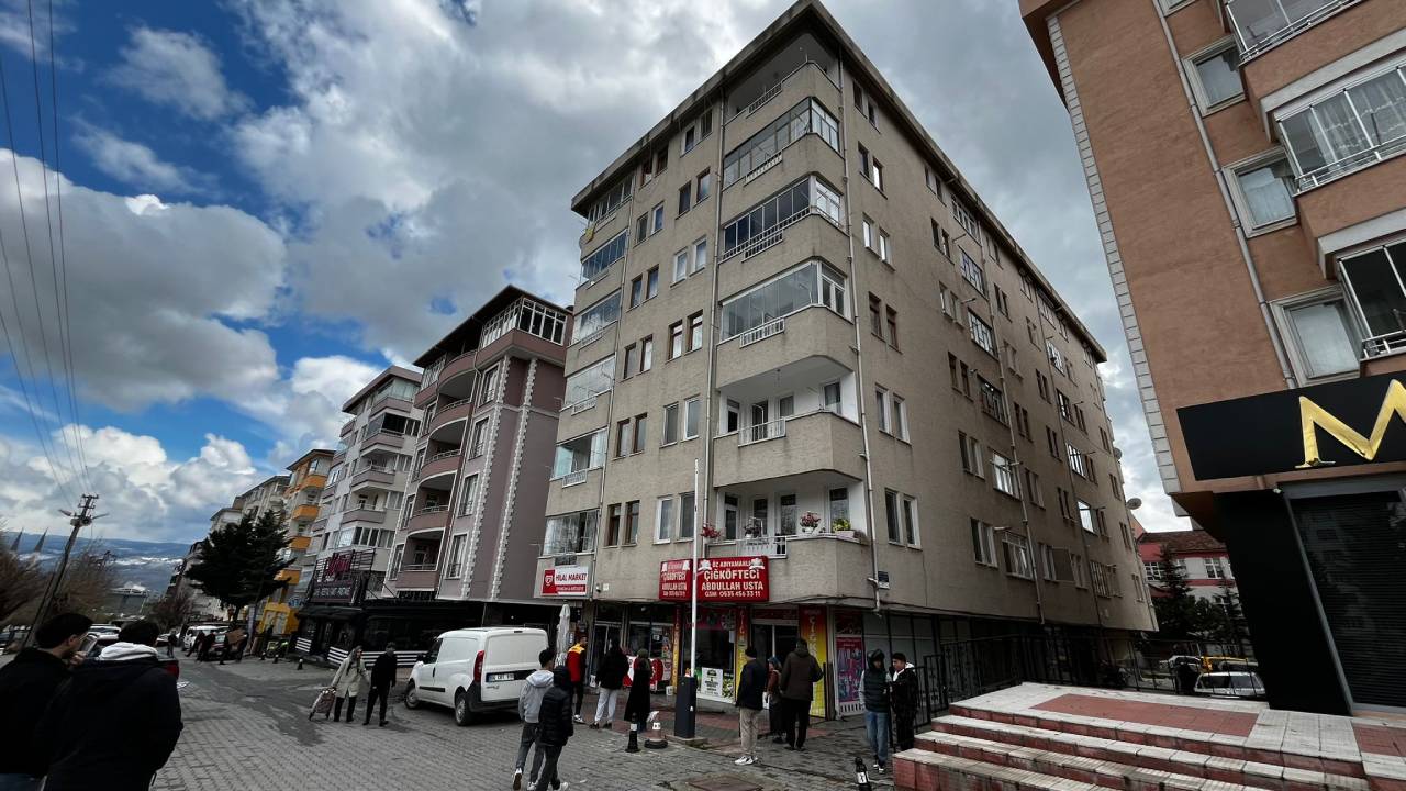 Bacadaki yangına müdahale etmek istedi: Apartman boşluğuna düşüp öldü