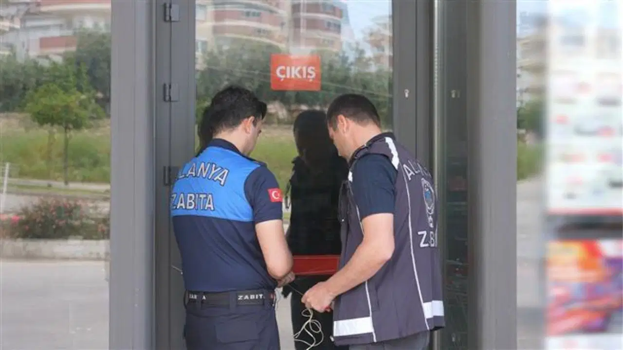Tüketim tarihi geçmiş ürün satan zincir market mühürlendi
