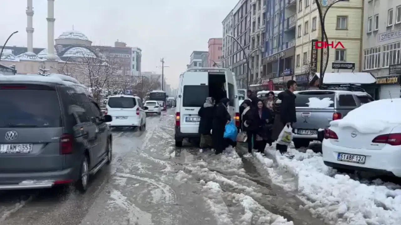 Hakkari'yi kış vurdu: 13 köy ve 30 mezra yolu kardan kapandı