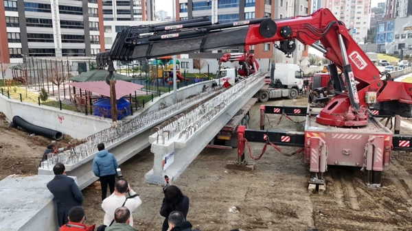 Kastamonu’da köprü kirişleri yerleştirilmeye başlandı