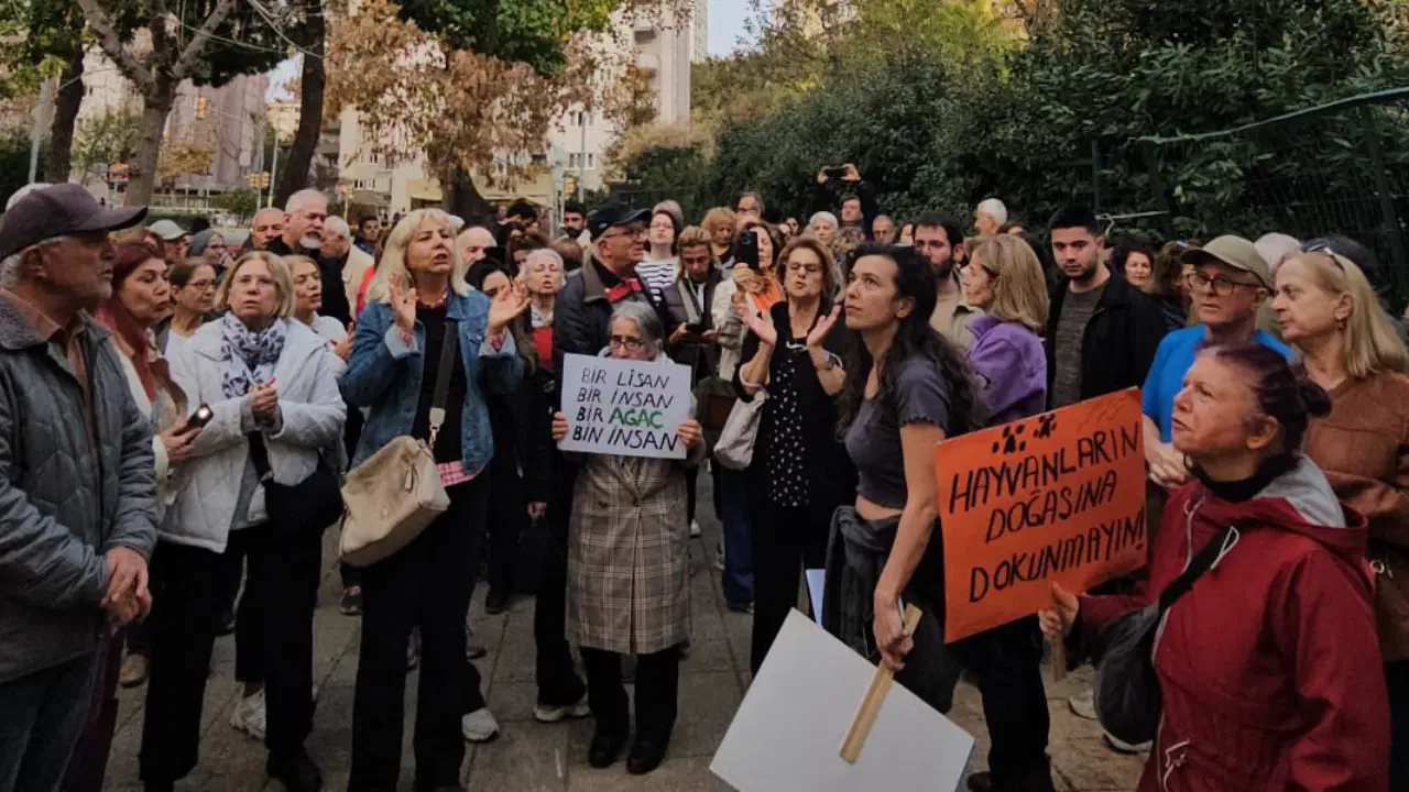 Kozyatağı halkı ayakta: Ağaçlar kesildi, mahalleli yürüyüşe geçti