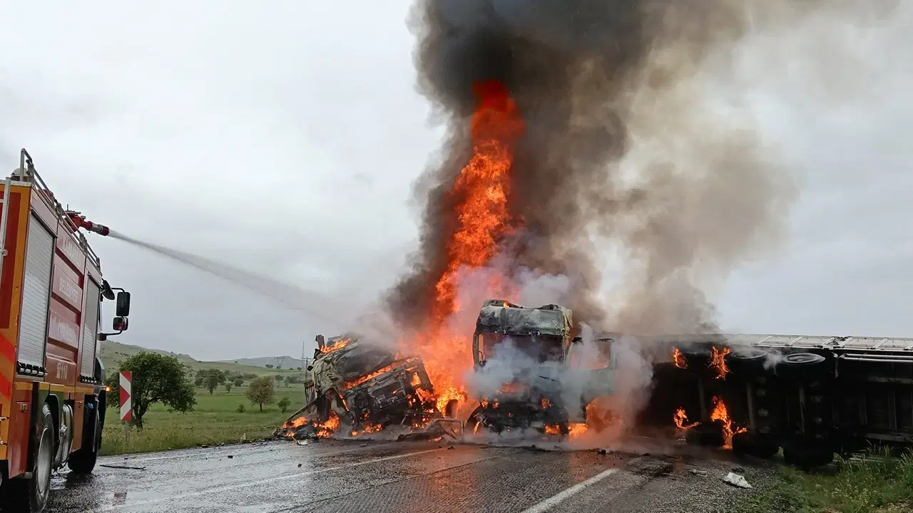 Afyonkarahisar’da feci kaza: Kafa kafaya çarpışan iki TIR alev alev yandı!