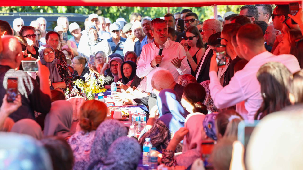 Özgür Özel, çiftçilerle buluştu: Bize ‘Çiftçi milletin efendisidir’ diyen cumhurbaşkanı lazım