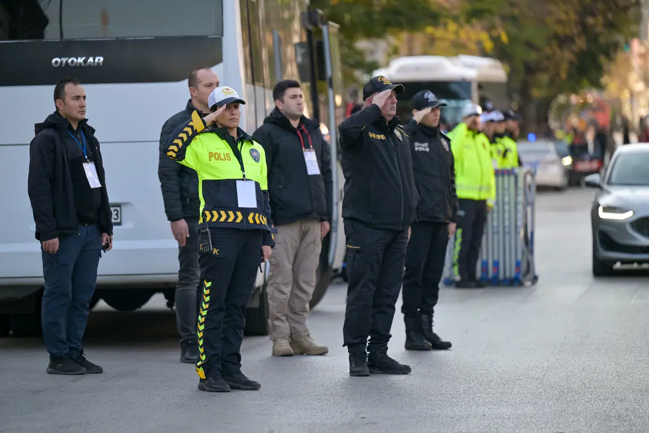 81 ilde saat 9'u 5 geçe hayat durdu... Sonsuz minnet, sonsuz sevgi: Türkiye Ata'sını özlemle andı