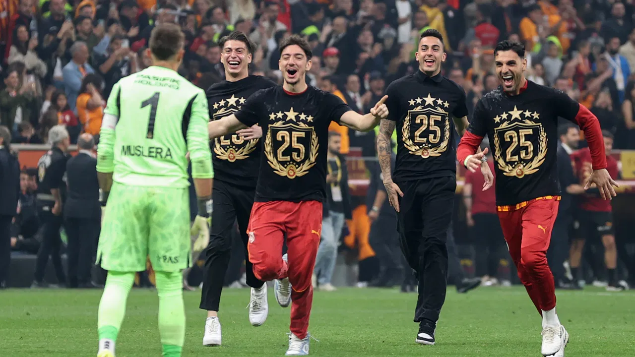 Galatasaray'dan şampiyonluk sonrası peş peşe paylaşımlar: Fenerbahçe ve Beşiktaş'a göndermede bulundu!