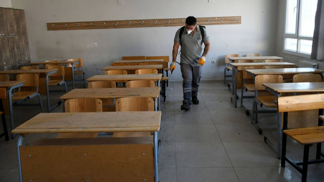 Kuşadası Belediyesi’nden okullarda hijyen mesaisi