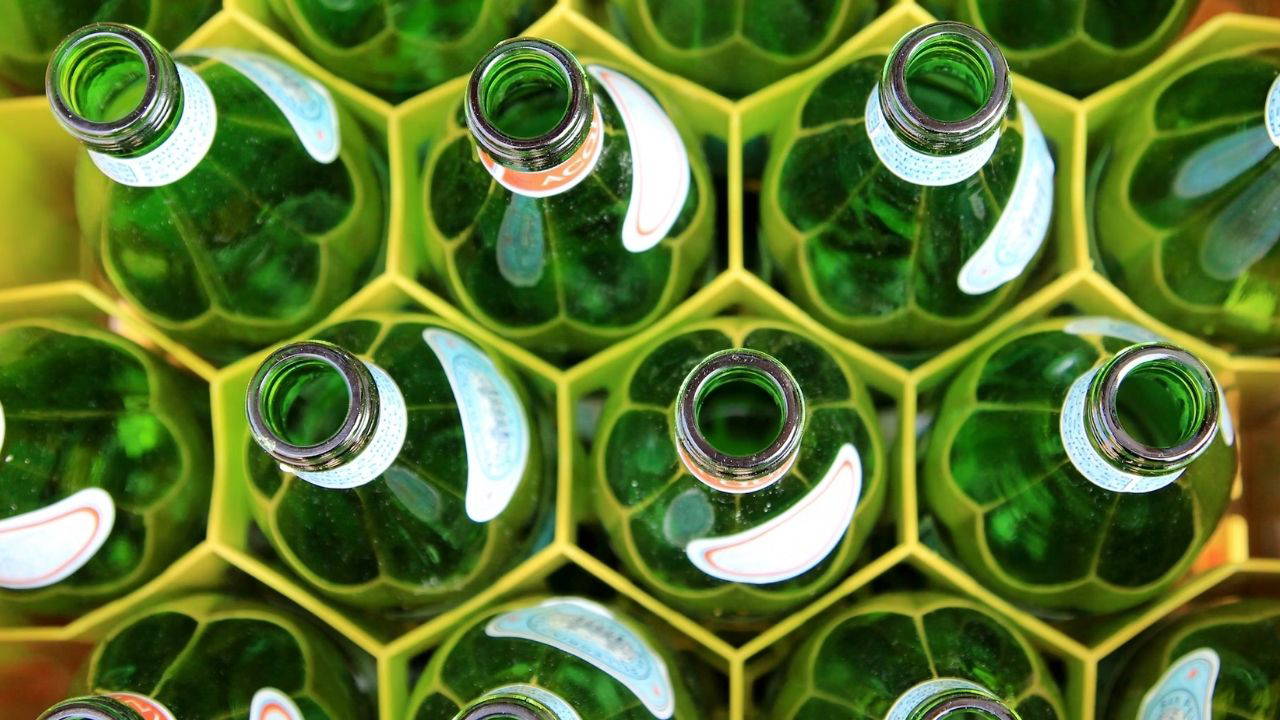 Cam şişelerde daha fazla mikroplastik olabilir