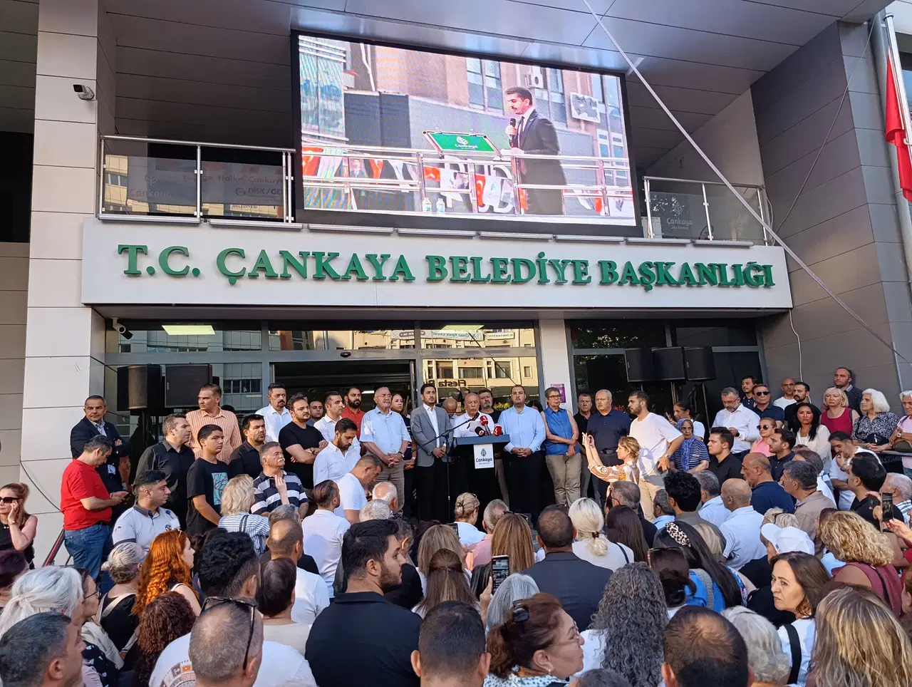 Yurttaşlar tutuklama sonrası belediye önünde toplandı: Güner'in suçu "Yürünecekse yol Özgür Özel'le yürünür" demesidir