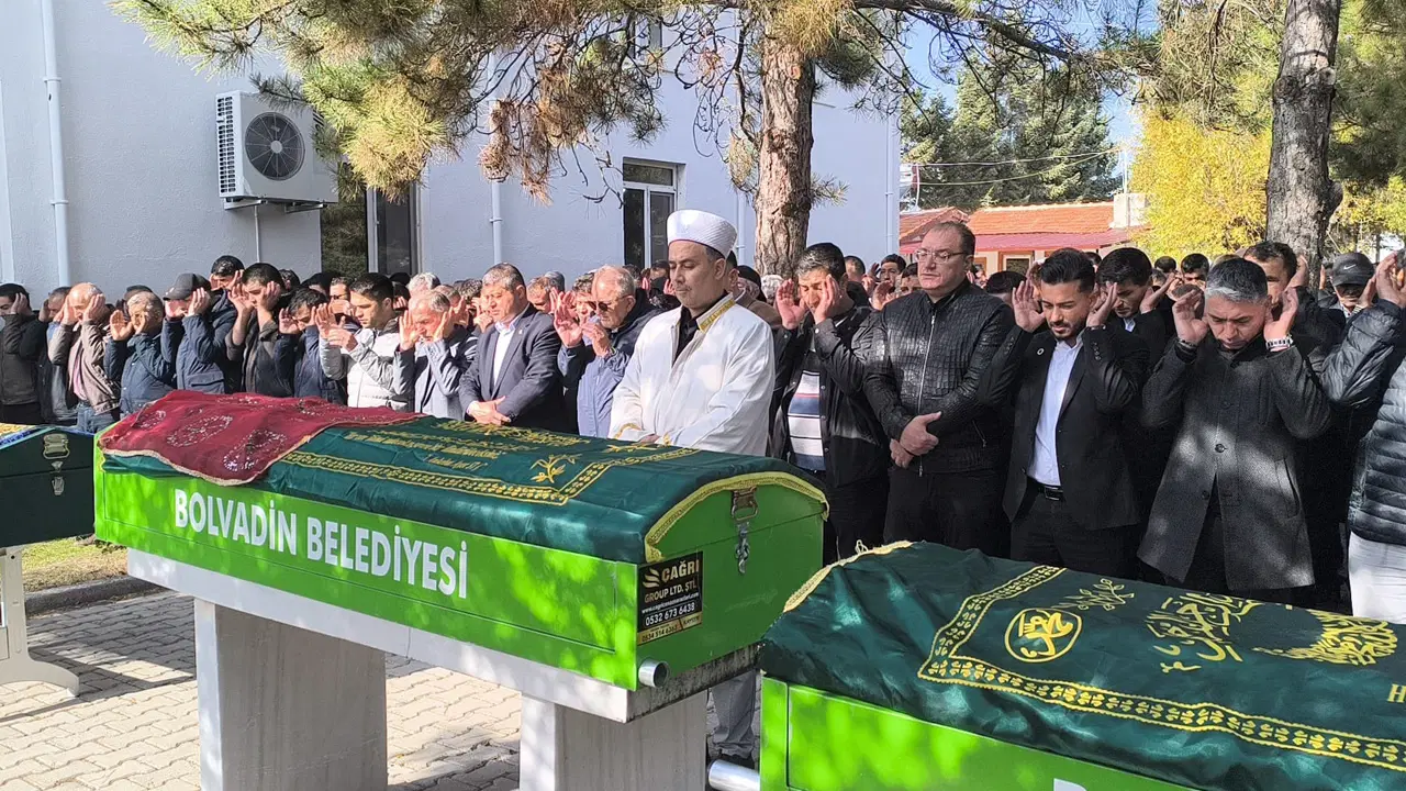 Gıda zehirlenmesi şüphesiyle ölen anne ile 2 çocuğu toprağa verildi