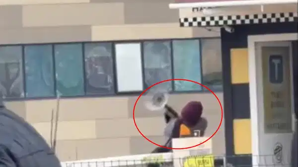 O anlar kamerada: Taksi bulamayınca durağı dağıttı