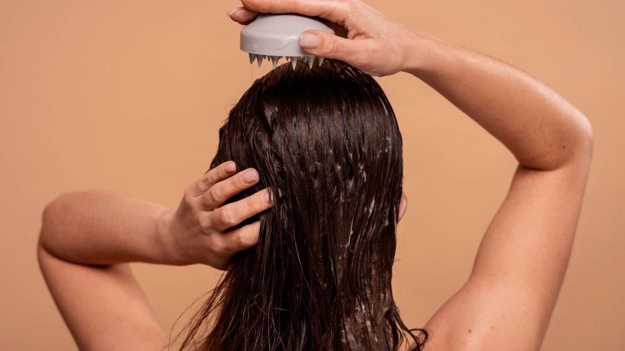 Saçı kendi halinde kurumaya bırakmak yarardan çok zarar veriyor...