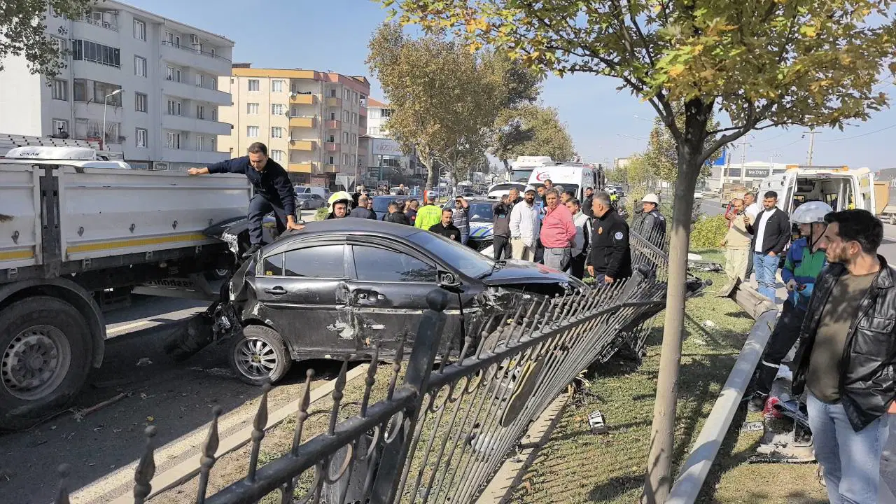 Ehliyetsiz sürücü, makas attığı otomobille kaza yaptı: Yaralılar var!