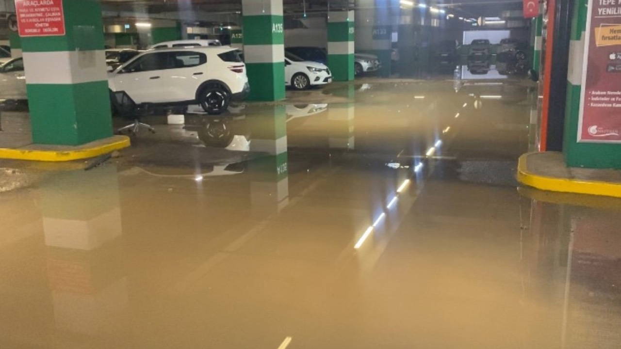 Kadıköy’de su borusu patladı: AVM otoparkı göle döndü