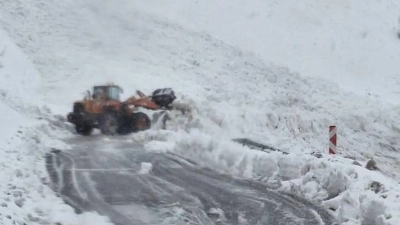 Çığ düşen karayolunda yolcu otobüsünde mahsur kaldılar