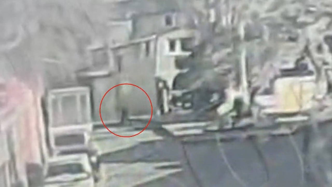 Beyoğlu’nda kendisini darbeden adamı silahla vurdu