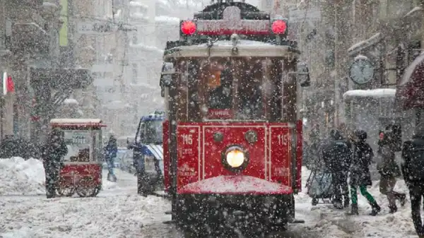 AKOM saat verdi... İstanbul'a önce soğuk sonra kar yağışı geliyor!