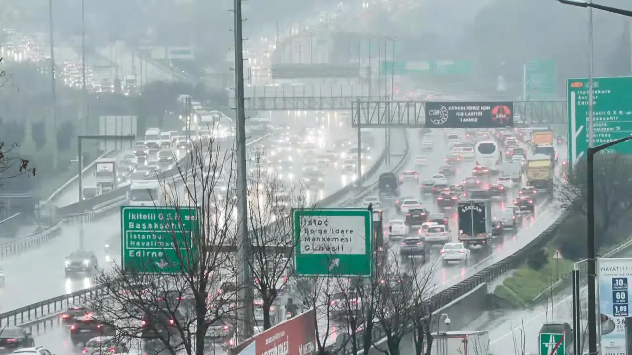 İstanbul'da 'sağanak' etkisi: Trafik yoğunluğu yüzde 80'i aştı!