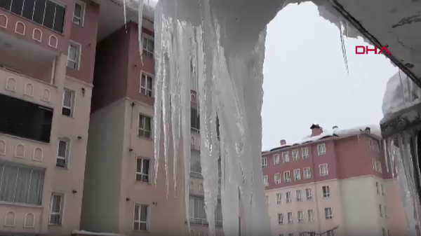 Bitlis'te çatılardaki buz sarkıtlarının boyu 5 metreyi aştı