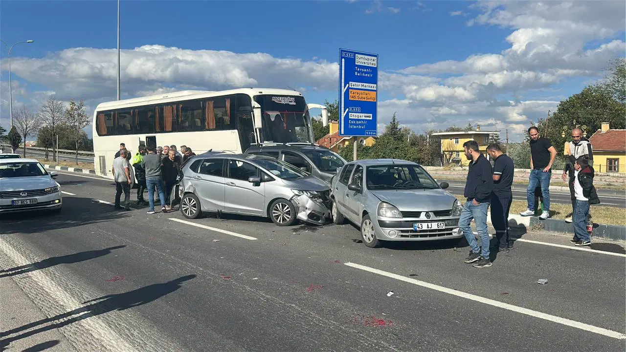 İşçi servisi otobüsü, kırmızı ışıkta bekleyen 7 araca çarptı: Yaralılar var!