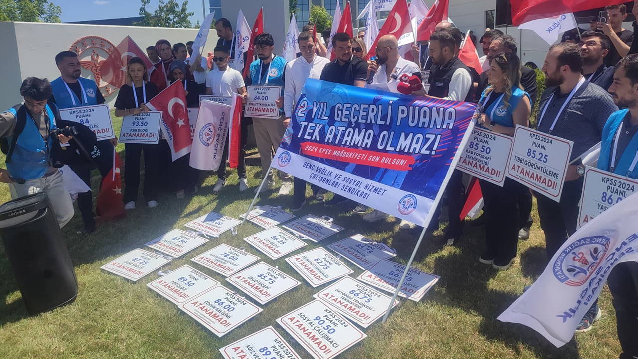 Boyunlarına astıkları KPSS puanlarıyla atama talebinde bulundular: 'Sağlık Bakanlığı gençlerin geleceğini idam ediyor'