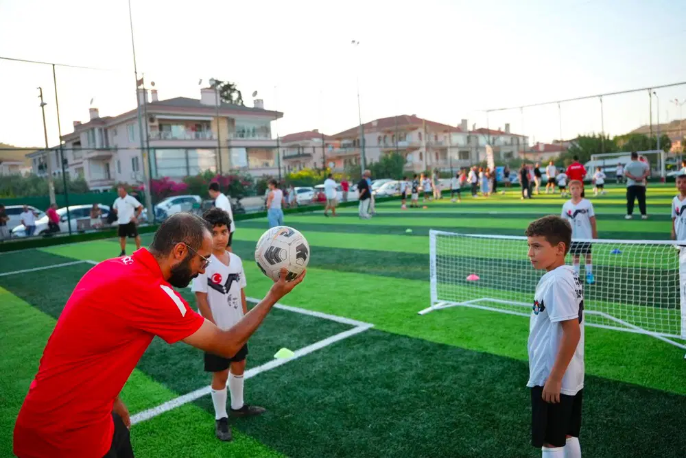 Çeşme'nin yenilenen sahalarında spor şenliği başladı
