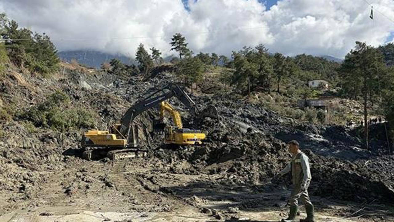Muğla'da toprak kayması: Yol ulaşıma kapatıldı