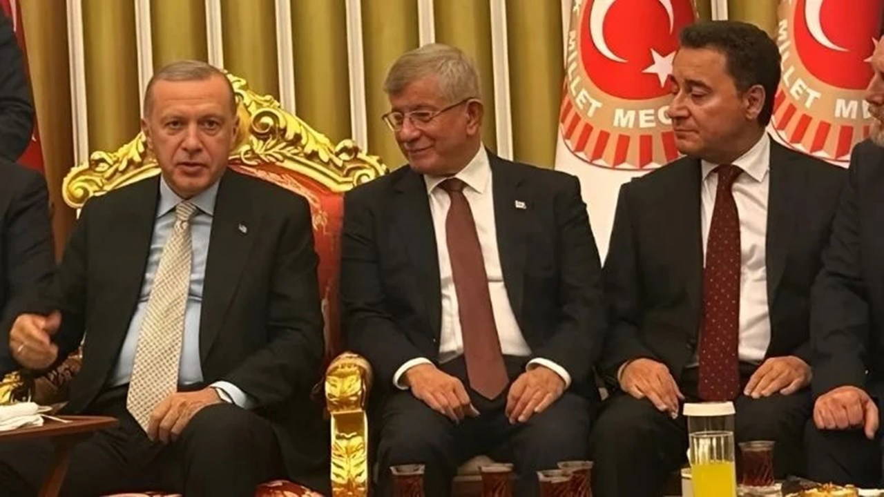 Davutoğlu'ndan resepsiyon açıklaması: 'Surat asmanın alemi ne?'