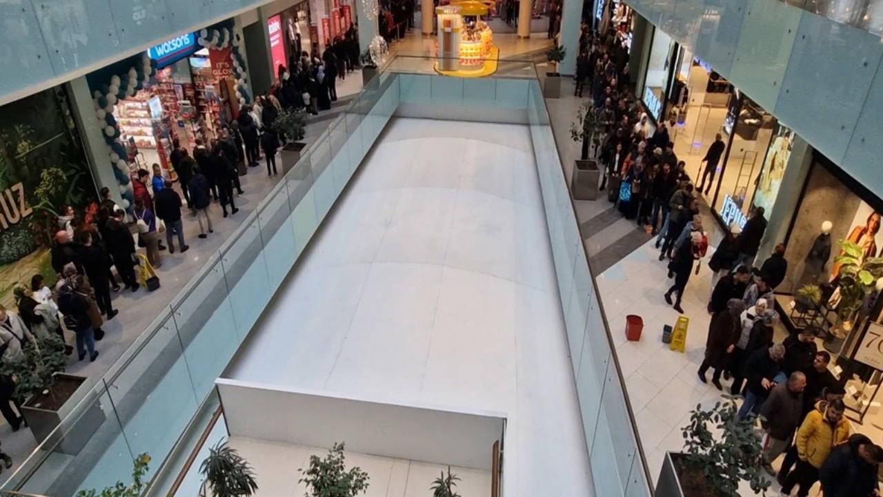 Antalya'da indirim kuyruğu AVM'yi doldurdu