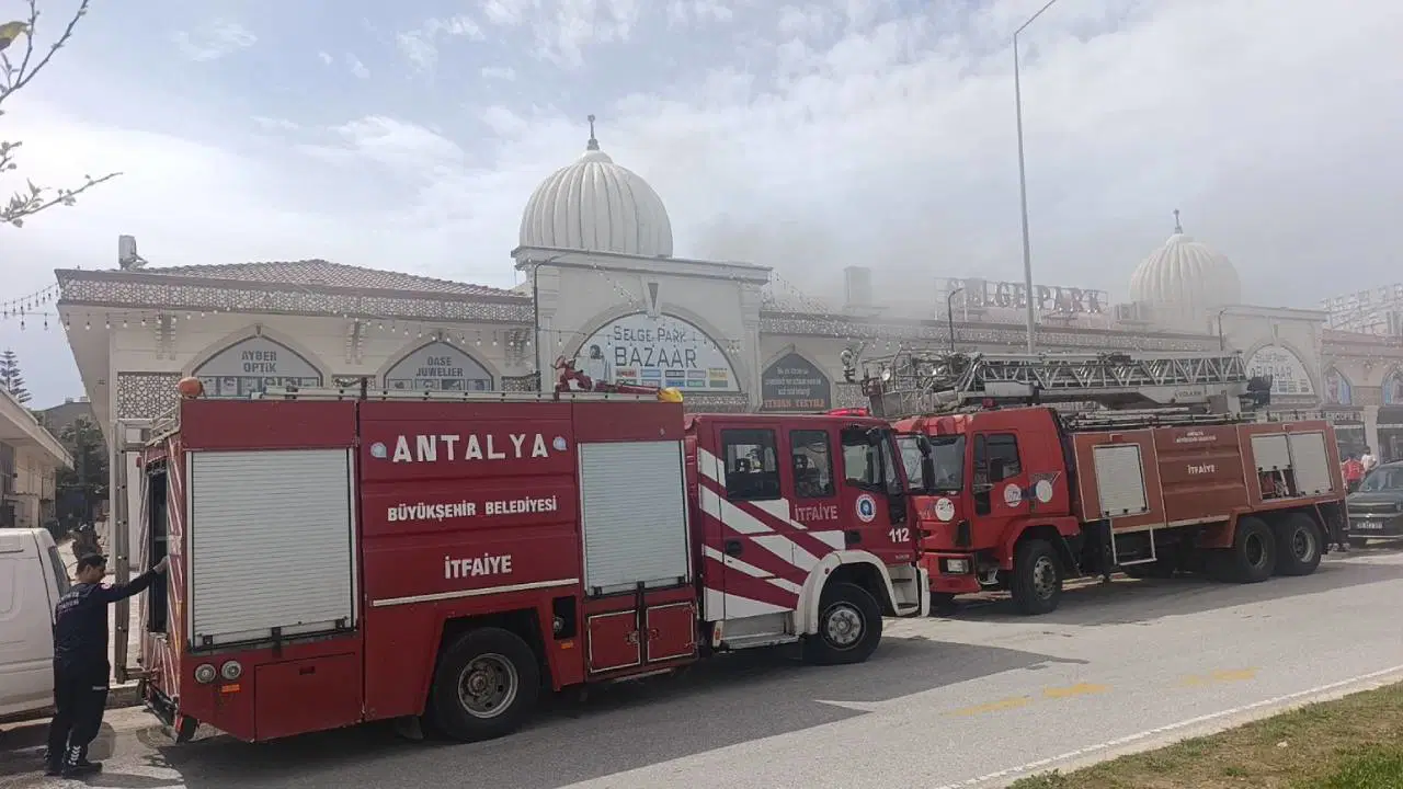 Antalya'da iş merkezinde yangın paniği!