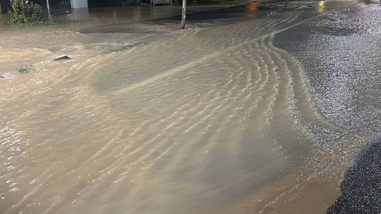 Sivas'ta gece yarısı su baskını: Her taraf göle döndü!